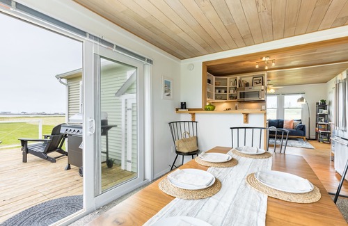 Oak Harbor House | Swan Lake Cottage by AvantStay | Views + Firepit