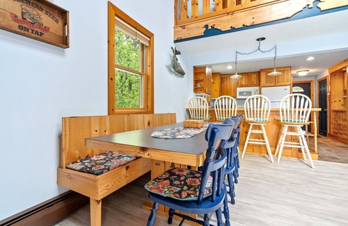 Lyman House | Swan Song – Private, Waterfront Home for 8! Great Amenities, Great Location