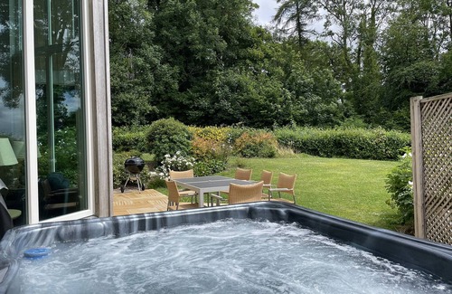 Eleighwater Cottage | SWANDOWN, 12A GOLDENHAYE, romantic, with pool in Cricket St. Thomas