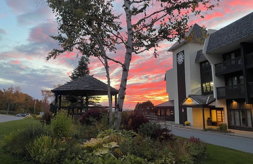 Bolton Valley House | Swanky Slope-Side Chalet 30 min from Burlington - Ski & Bike out the Front Door