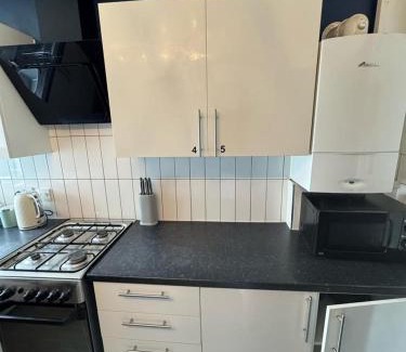 Castle House | Swansea 5BR House for Groups