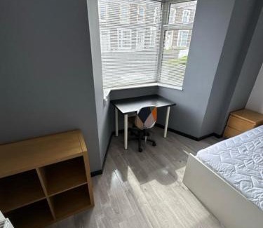 Castle House | Swansea 5BR House for Groups