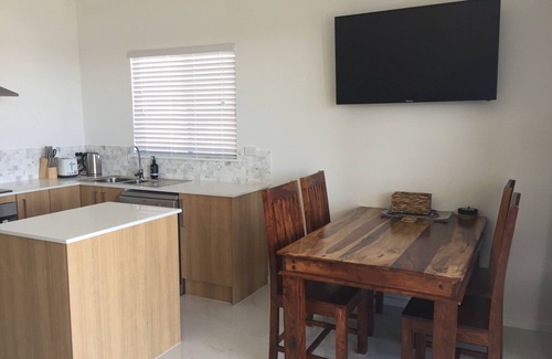 Swansea House | Swansea Lakeside Sunsets are two villas, on the shores of Lake Macquarie