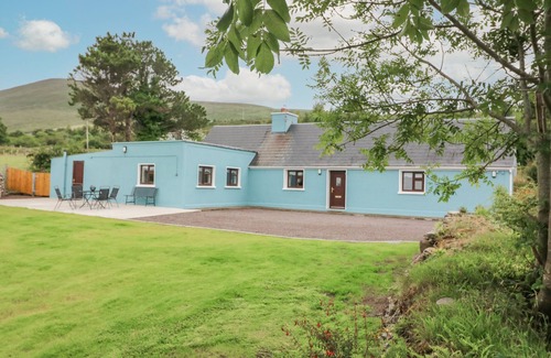 MacGillycuddy's Reeks Cottage | SWEENEY'S COTTAGE, family friendly in Beaufort, County Kerry
