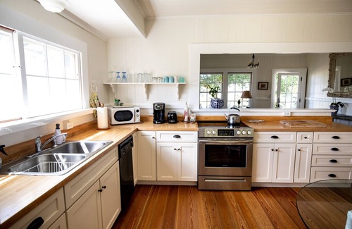 Hawi House | Sweeping Ocean Views, Very Private Cottage