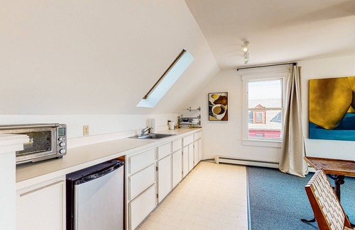 Wiscasset House | Sweeping Sheepscot River views in newly renovated 200 year old Wiscasset home