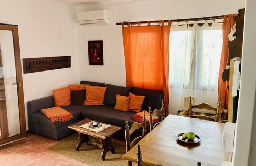 El Mas Bosca Apartment | Sweeping views over the bay of Roses