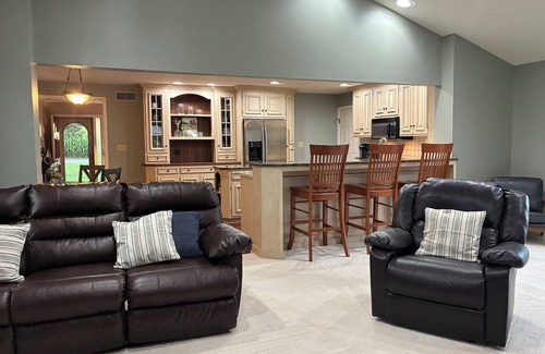 Annville House | Sweet Adventure of Hershey! Private Oversized Pool. 3000 sq ft house. Sleeps 13.
