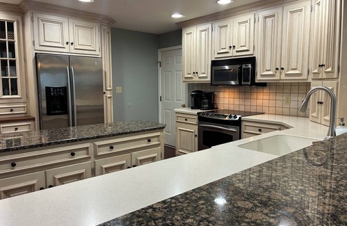 Annville House | Sweet Adventure of Hershey! Private Oversized Pool. 3000 sq ft house. Sleeps 13.