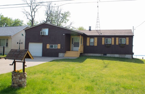 Edgerton House | Sweet beach front on Lake Koshkonong w/lots of room & a Paddleboat