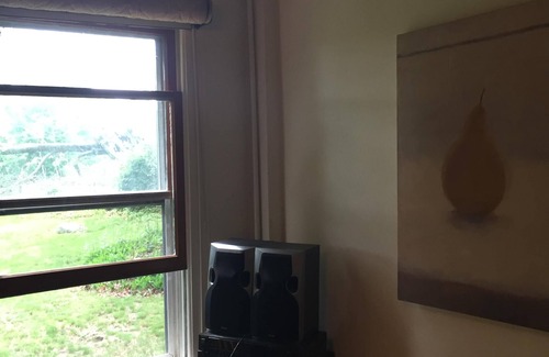 Cornwall Bridge House | Sweet Beehive Cottage/Berkshire foothills. MONTHLY RENTAL/minimum 20 days