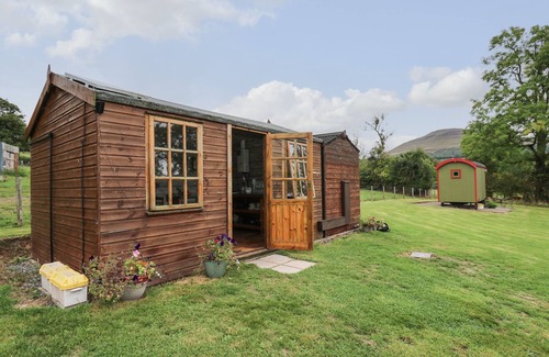 Llanfihangel Tal-y-llyn Cottage | SWEET BRIAR SHEPHERDS HUT, pet friendly, with open fire in Llangorse