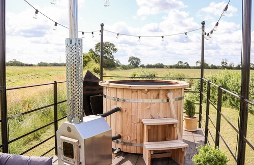 East Drayton Cottage | SWEET CAROLINE SHEPHERD’S HUT, pet friendly in Sutton-On-Trent