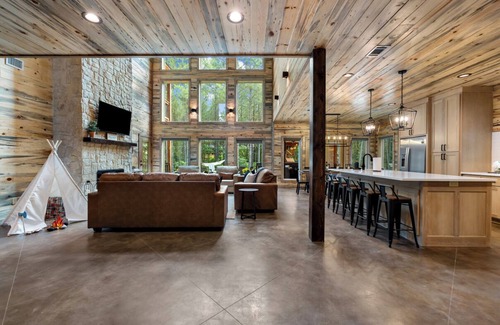 Broken Bow Cabin | 'Sweet Dreams', 4 Kings+Loft, 6 Bath, Sleeps 16, Arcade, EV, 2mi to Beavers Bend