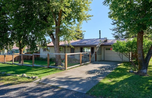 Joseph House | sweet house with beautiful mountain views, near lake and downtown, dog friendly