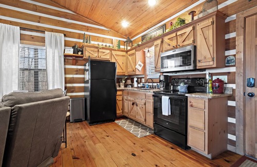 Cleveland Cabin | Sweet Retreat Cabin - Fiber Optic Wi-Fi, Hot tub, Pool table and more.