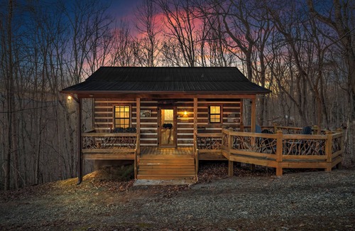 Cleveland Cabin | Sweet Retreat Cabin - Fiber Optic Wi-Fi, Hot tub, Pool table and more.