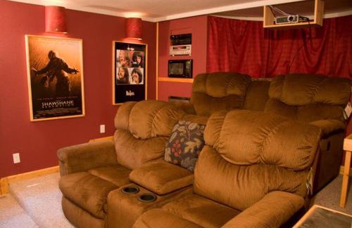 Arnold House | Sweet Retreat: Theater, Pool/Ping-Pong, Quiet!