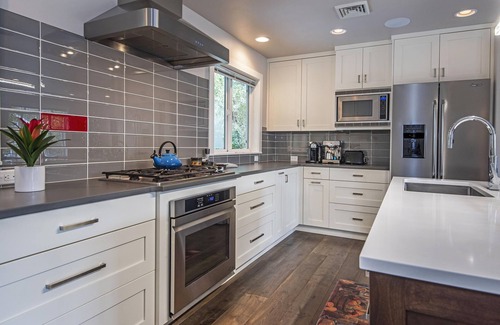 Old Bend House | Sweet Spot- Oasis in Walkable Old Bend, Salt Hot Tub, AC, 100+mbps Wifi, 30 nts