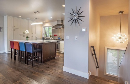 Old Bend House | Sweet Spot- Oasis in Walkable Old Bend, Salt Hot Tub, AC, 100+mbps Wifi, 30 nts
