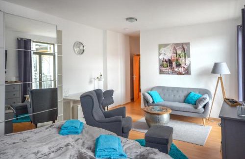 Magdeburg Apartment | SweetHome - ruhig - große Küche, Balkon, Stellplatz, WiFi