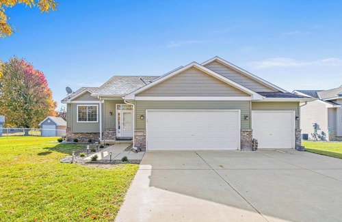 Blaine House | SweetHomeAway - Relaxing - Pool Table - King Bed - Modern home in Blaine