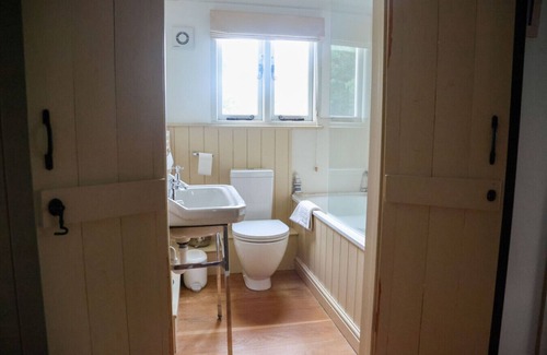 East Dereham Apartment | Swift Host | Rose Lodge | Sleeps 4 | Dereham | Pet Friendly | Beautiful Gardens