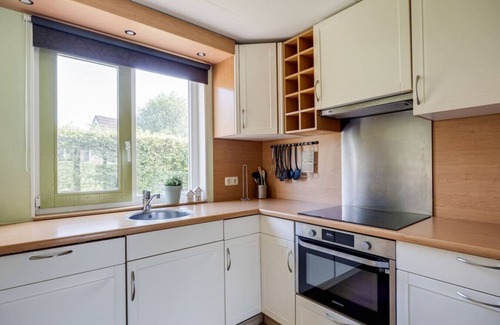 Zwiggelte House | Swift I Stylish Cottage with Sizeable Garden