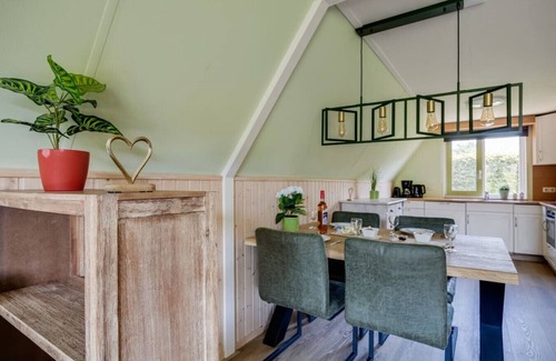 Zwiggelte House | Swift I Stylish Cottage with Sizeable Garden