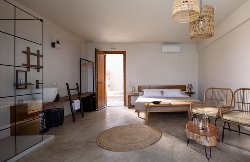 Alonissos Bed & Breakfast | SWIM UP SUITE with direct access to the infinity pool and stunning sea view