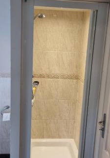 Swindon House | Swindon 6 deluxe doubles 2 with en suite in large house - No Pets