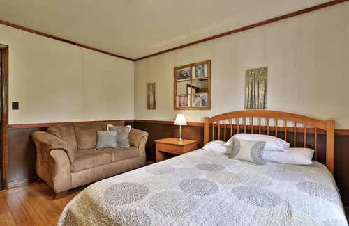 Pittsfield Hotel | Swiss Farm Inn - RM9 "Solitude" 1 Queen Bed