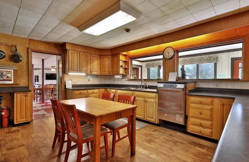 Pittsfield Hotel | Swiss Farm Inn - RM9 "Solitude" 1 Queen Bed