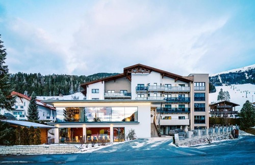 Jerzens House | Swiss stone pine suite barrier-free with half board - Hotel Venetblick GmbH
