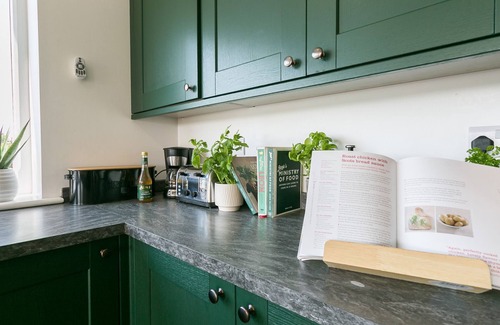 Llanfaethlu Cottage | Swn y Mor Trefadog - sleeps 10 guests in 4 bedrooms