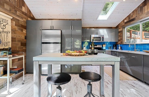 Guerneville Cabin | Sydney's Retreat: Stylish & Enchanting! Chill Treetop Paradise! HtTb/Pup/WiFi