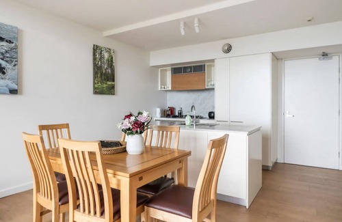 Crows Nest Apartment | Sydney Urban Oasis Balcony Views and BBQ