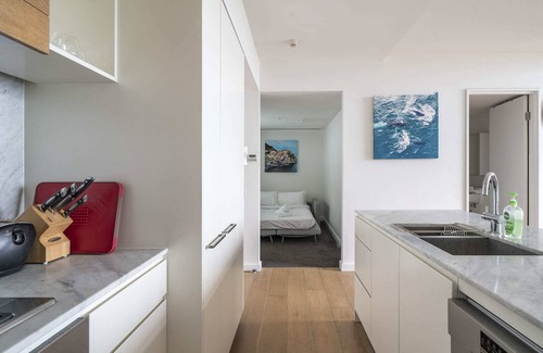 Crows Nest Apartment | Sydney Urban Oasis: Balcony Views and BBQ!