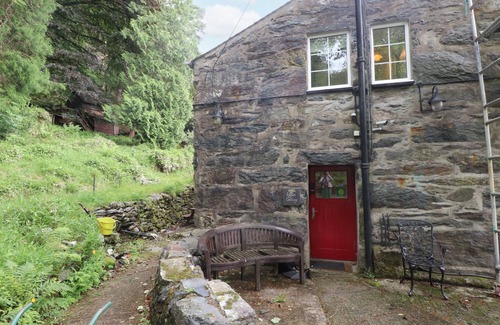 Beddgelert Cottage | SYGUN COTTAGE, pet friendly, with open fire in Nant Gwynant