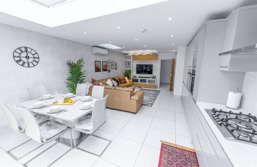 Valentines Apartment | Symphony of Style | Pvt Courtyard | 6 Bed | Ilford