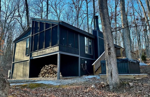 The Woods Cabin | T&A Getaway - Berkeley Springs, WV - Stylish cozy private cabin - 2 BR