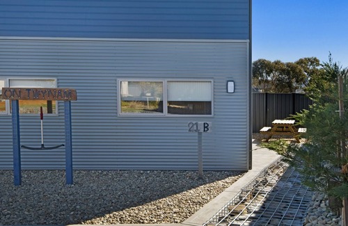 Jindabyne Apartment | T-Bar on Twynam - Modern 2BR Apartment l WiFi l Netflix l BBQ l Smart TV l Air-Con