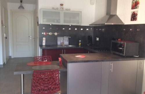 L'Ile-Rousse Apartment | T2 air-conditioned clos des oliviers with wifi and private parking 300m from the beach.