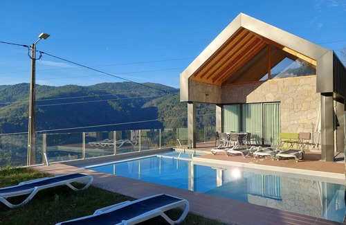Vieira do Minho House | T2 Chalet House with private pool and Jacuzzi overlooking Gerês