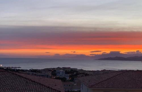 L'Ile-Rousse Apartment | T2 clim 54m2, 17m2 de terrasse très belle vue mer