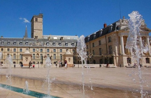 Faubourg-Raines Apartment | T2 L'épicurienne: at the foot of the Cité de la Gastronomie and downtown Dijon