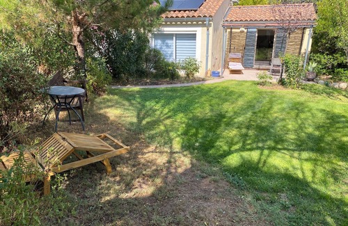 Lauris House | T2 (part of villa) detached, cosy, quiet with terrace/garden, parking