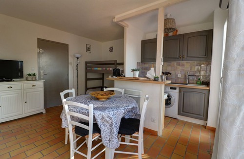 La Madrague Apartment | T2 vue mer 180° Avec balcon, Air-conditioned, direct access to the sea, Parking, Piscine