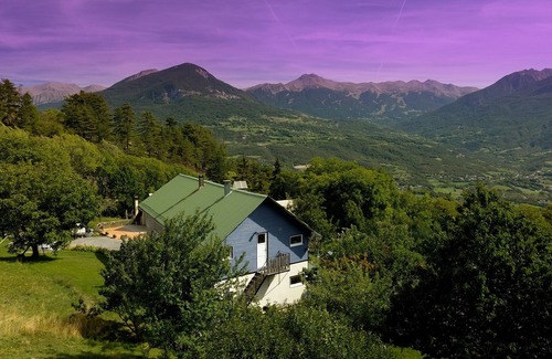 Embrun Apartment | T3 attic with private garden, air-conditioned Tennis court, EV terminal in a 2-hectare park.