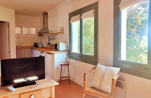Tamariu Apartment | T3 · Charming seaside escape with stunning views